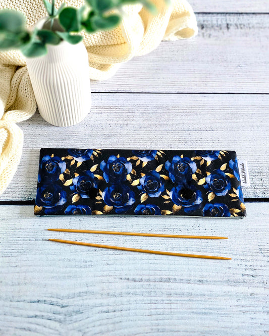 Nadelgarage 20 cm Midnight Rose – tiefblaue Rosen mit goldenen Details, handgemacht in Bayern von Nadelmikado