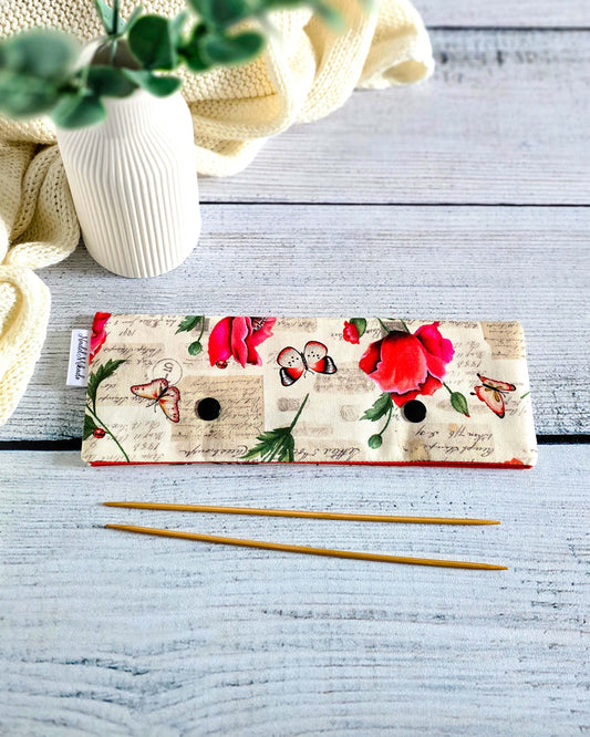 Nadelgarage 20 cm Poppy Letters – Mohnblumen-Design, handgemacht in Bayern von Nadelmikado