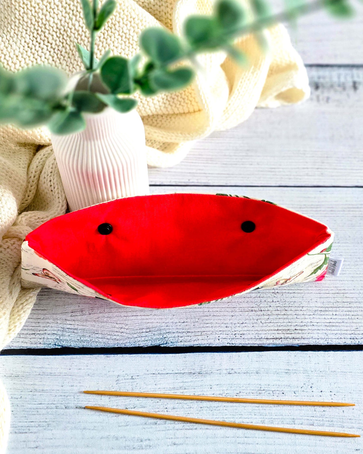 Nadelgarage 20 cm Poppy Letters – Mohnblumen-Design, handgemacht in Bayern von Nadelmikado