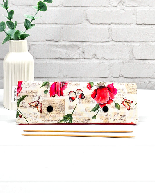 Nadelgarage 20 cm Poppy Letters – Mohnblumen-Design, handgemacht in Bayern von Nadelmikado