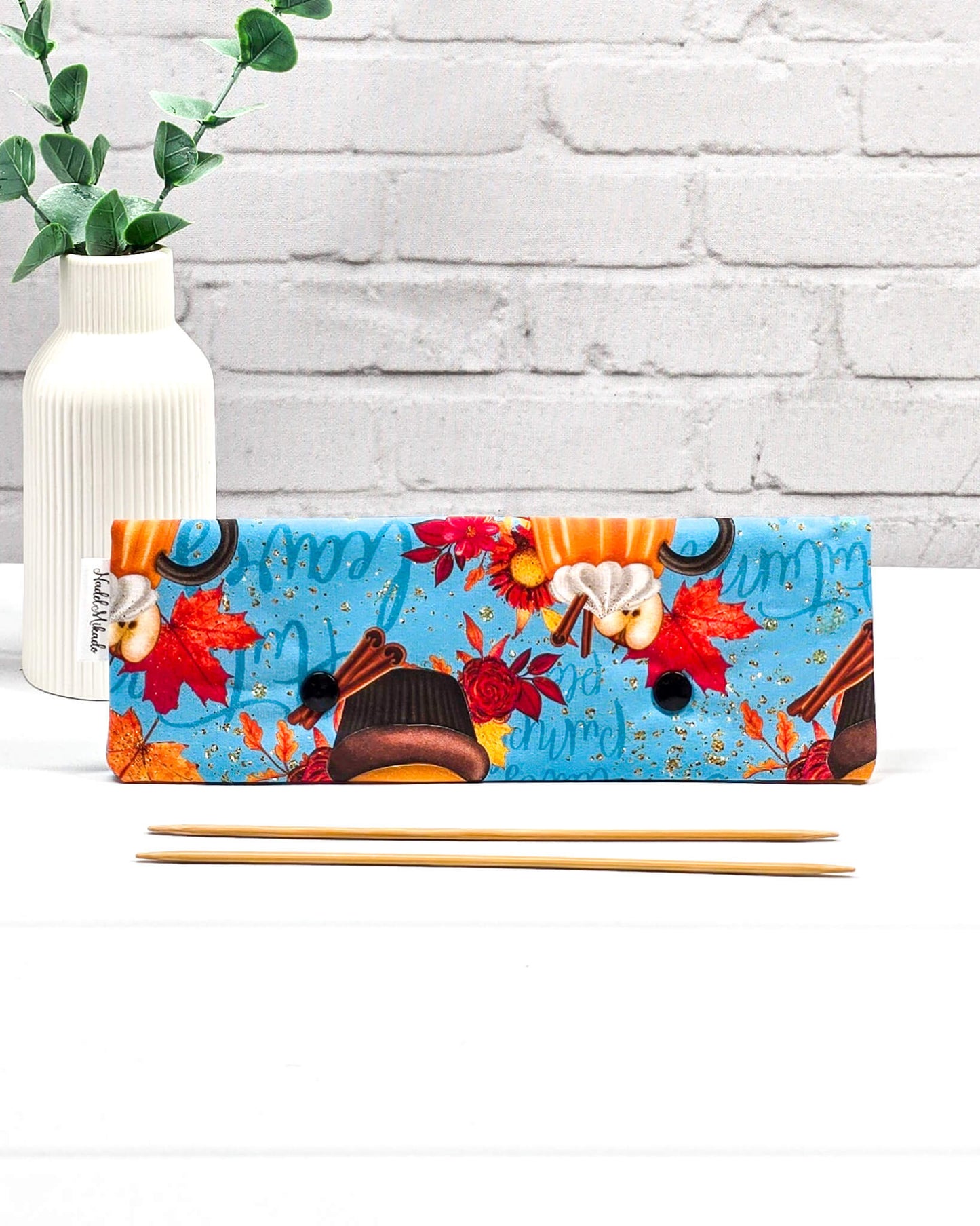 Nadelgarage 20 cm Pumpkin Treats – herbstliches Design mit Kürbissen und Cupcakes, handgemacht in Bayern von Nadelmikado