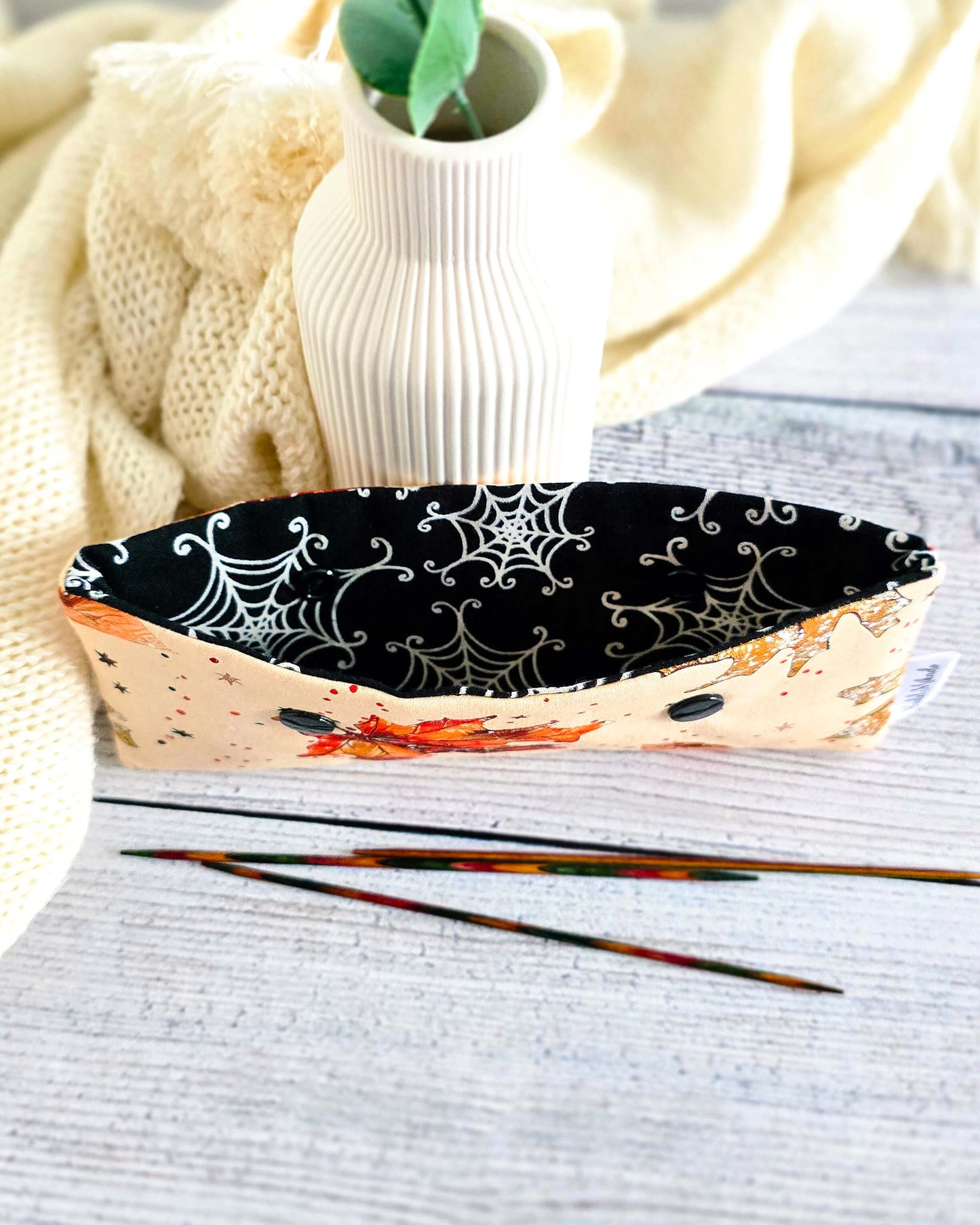 Handgenähte Nadelgarage für 15 cm Nadelspiele. Praktische Aufbewahrung, herbstliches Design & sicherer Schutz fürs Strickzubehör.