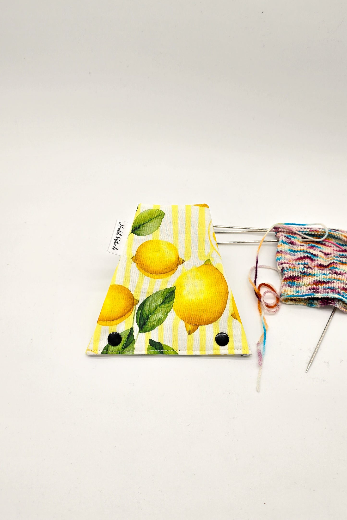 Stricktasche mit fruchtigem Muster, perfekt für die ordentliche Aufbewahrung von Trio-Nadelspielen