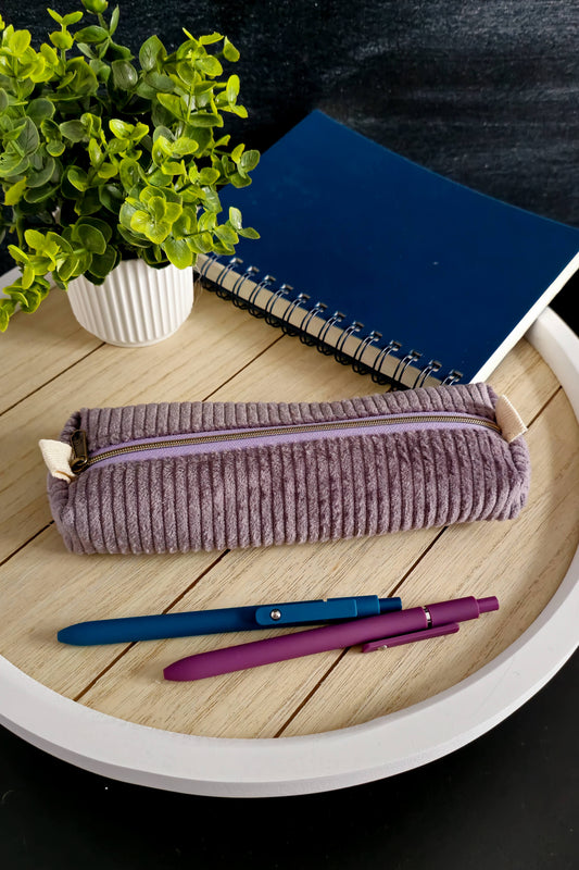 Niva Bag „Lavendella“ gefüllt mit bunten Stiften – stilvoll und funktional