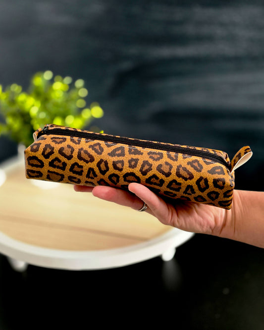 Handgenähte Stiftetasche im Leo-Design aus Kunstleder mit Reißverschluss