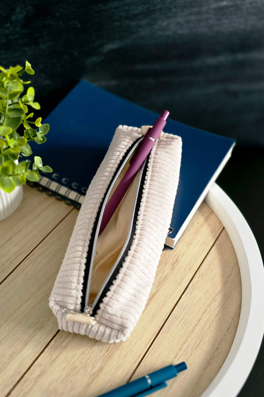 Detailaufnahme des Reißverschlusses der handgenähten Stiftemappe Lumi