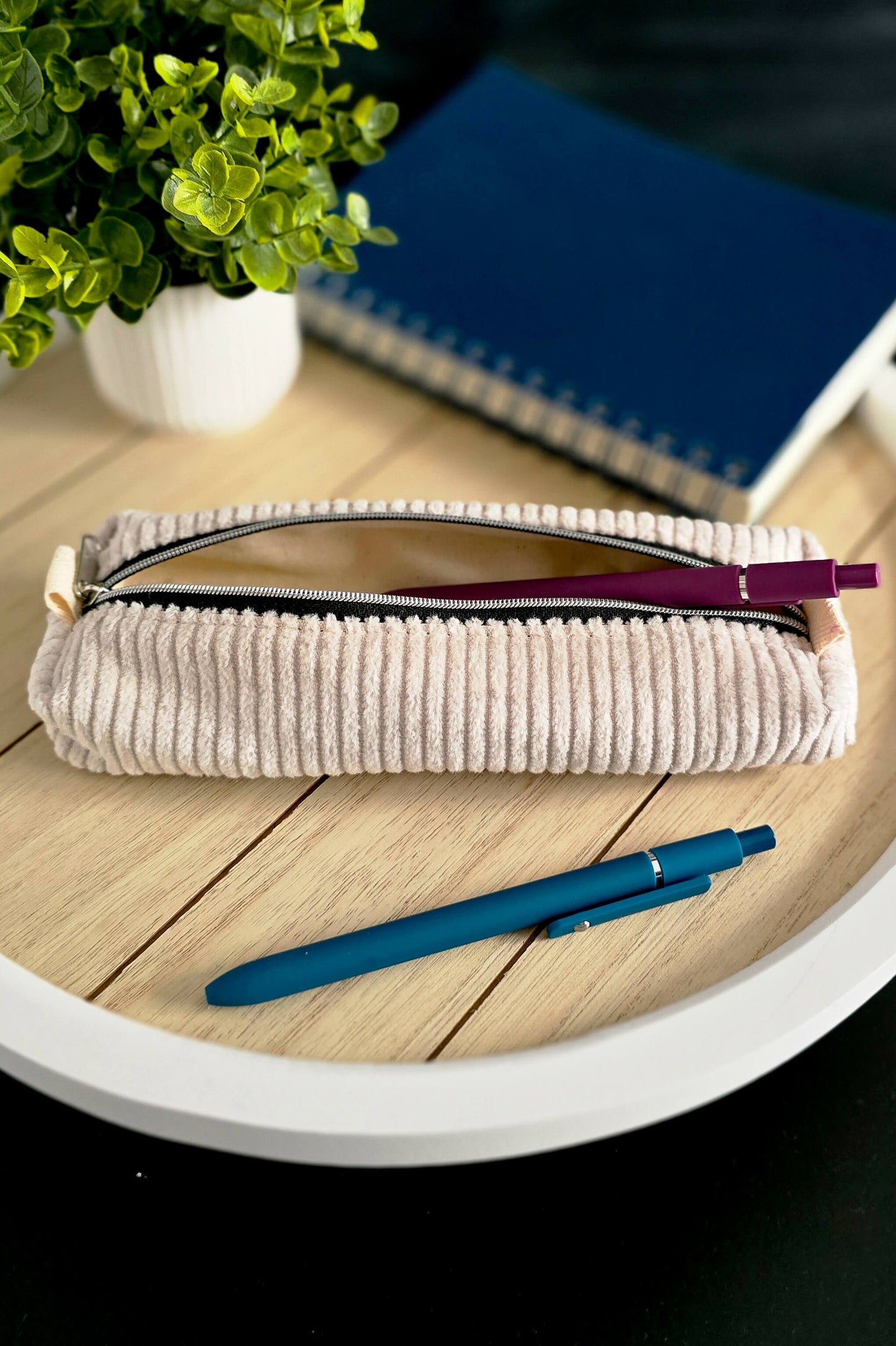 Stricknadeltasche Lumi in stilvollem, modernen Setting auf Schreibtisch
