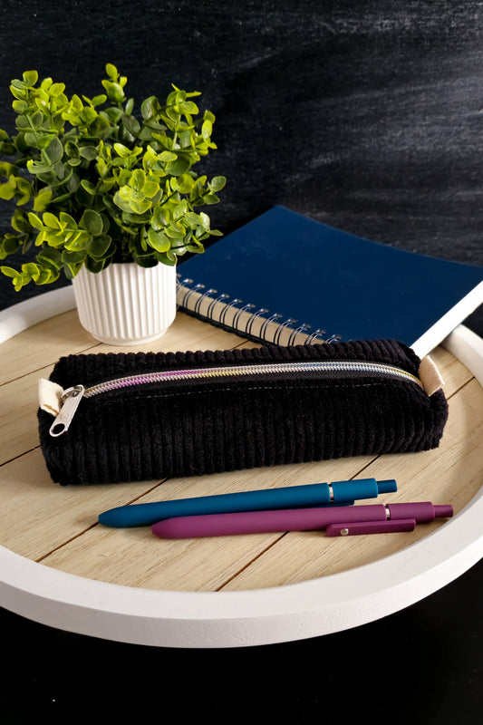 Schwarze Cord-Stiftetasche aus der Niva Bags Kollektion – perfekt für Stifte oder Stricknadeln