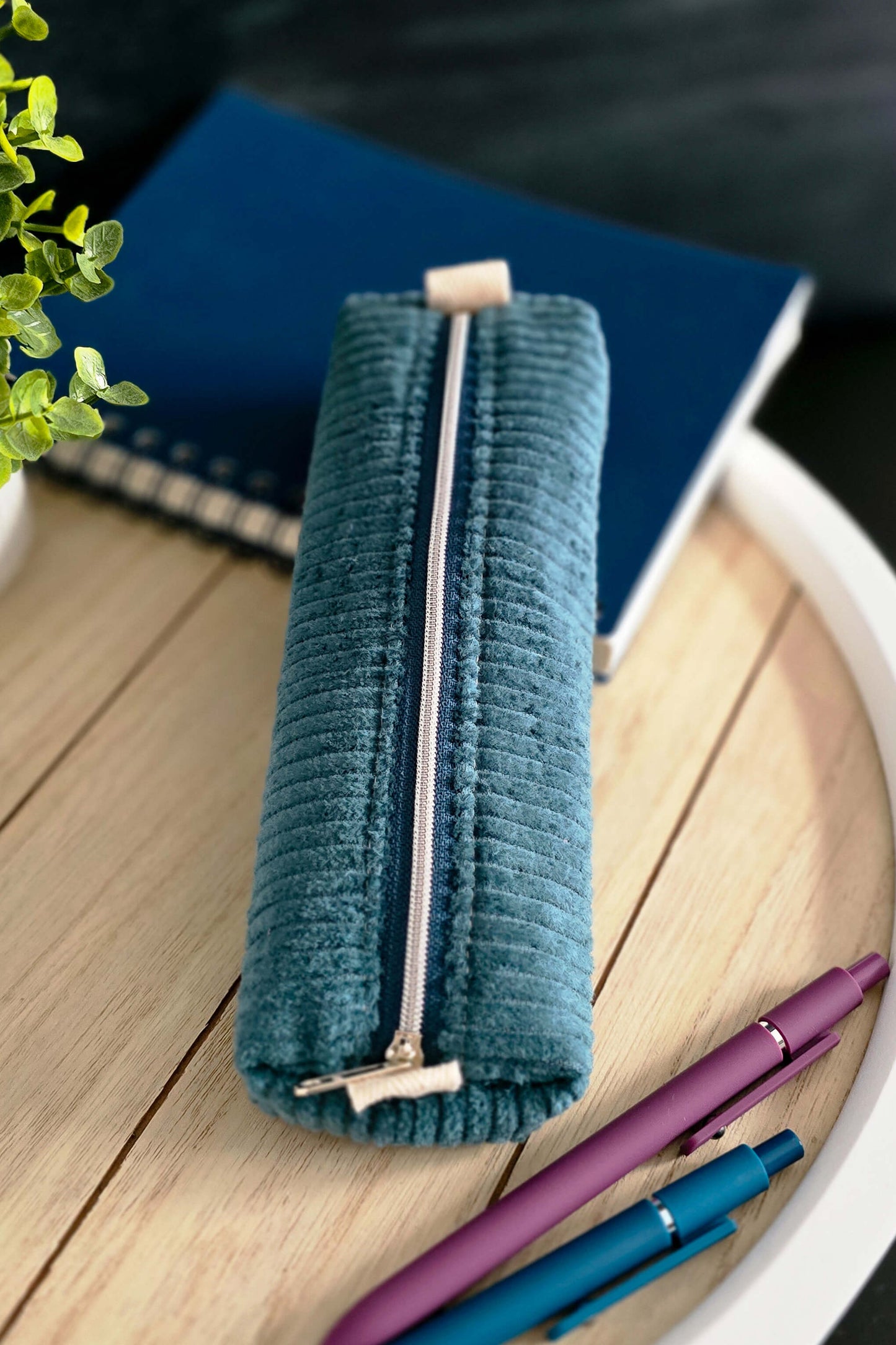 Niva Bag Mira – schmale Mäppchen-Tasche mit Reißverschluss und Volumenvlies für festen Stand