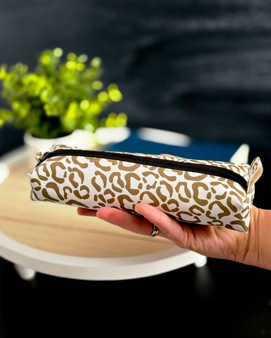 Niva Bag Savanna Soul im Leo-Design auf hellem Holztablett