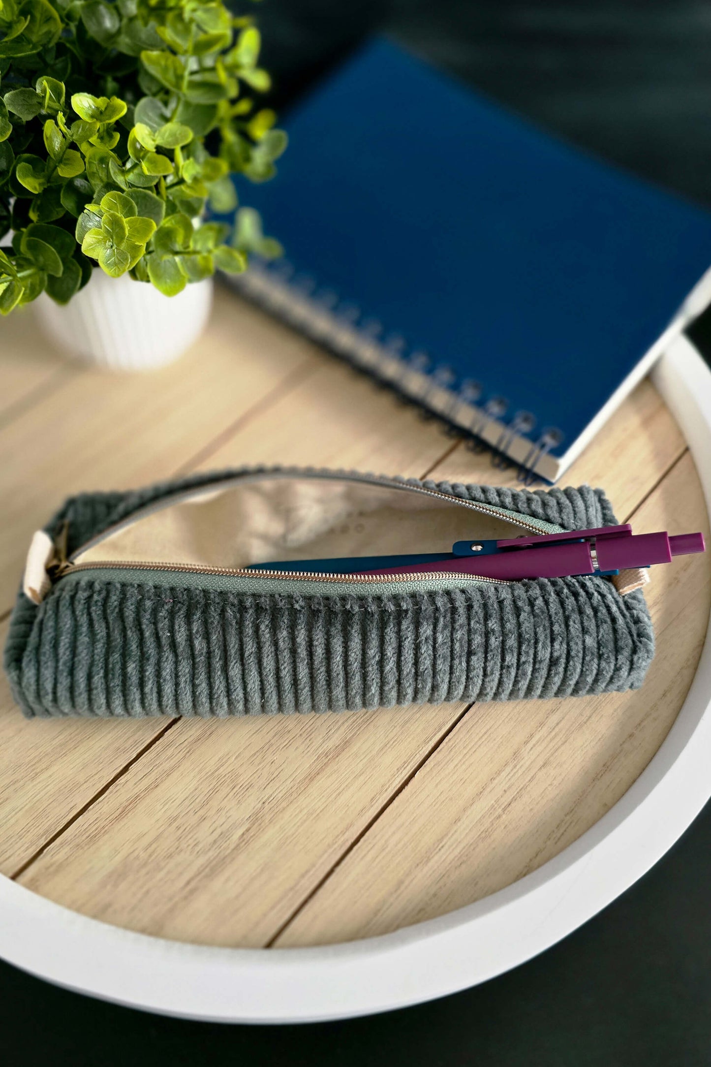 Flache Aufsicht auf die Tasche, vollständig geschlossen, mit klar sichtbarer Textur