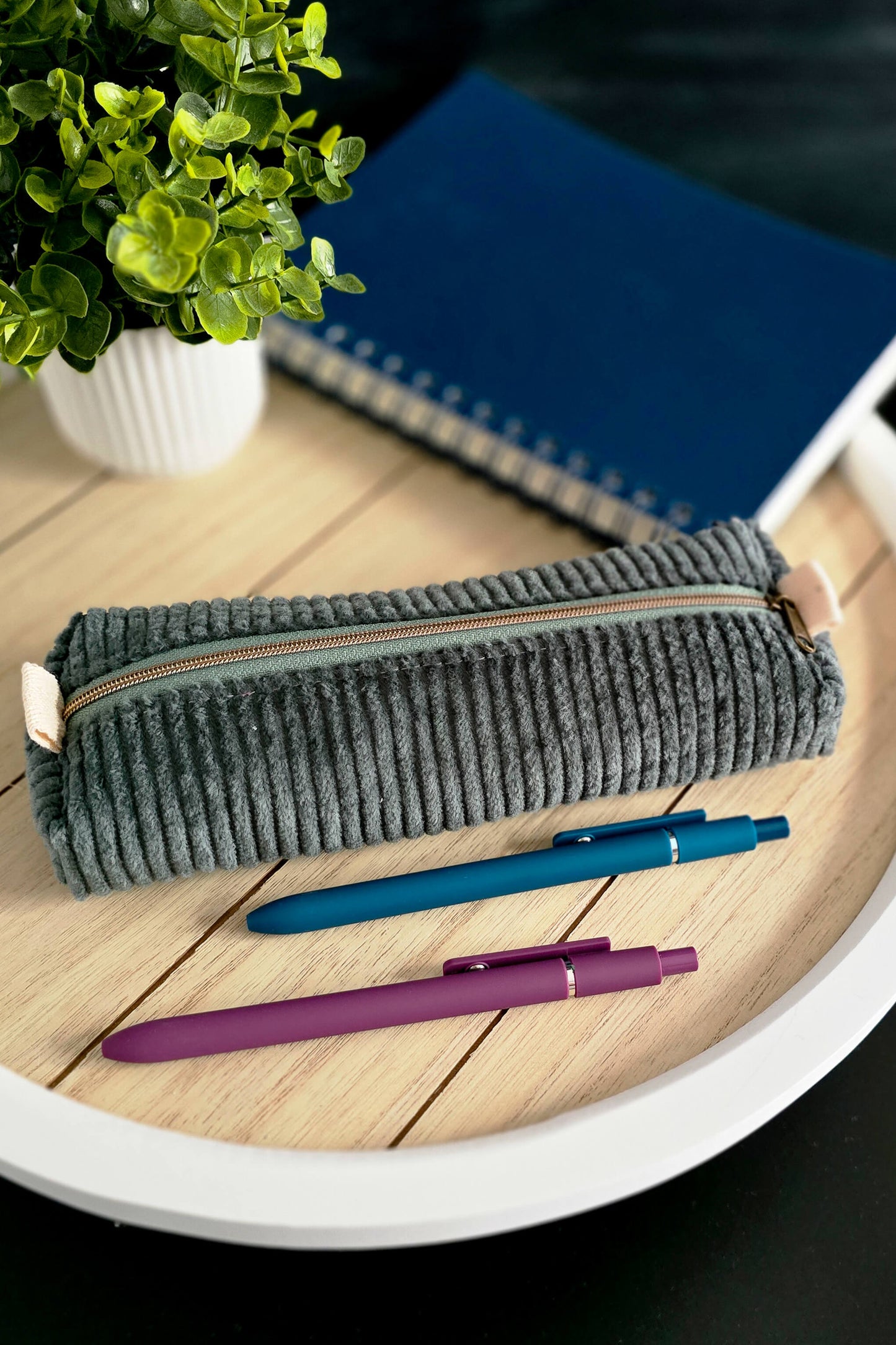 Flache Aufsicht auf die Tasche, vollständig geschlossen, mit klar sichtbarer Textur