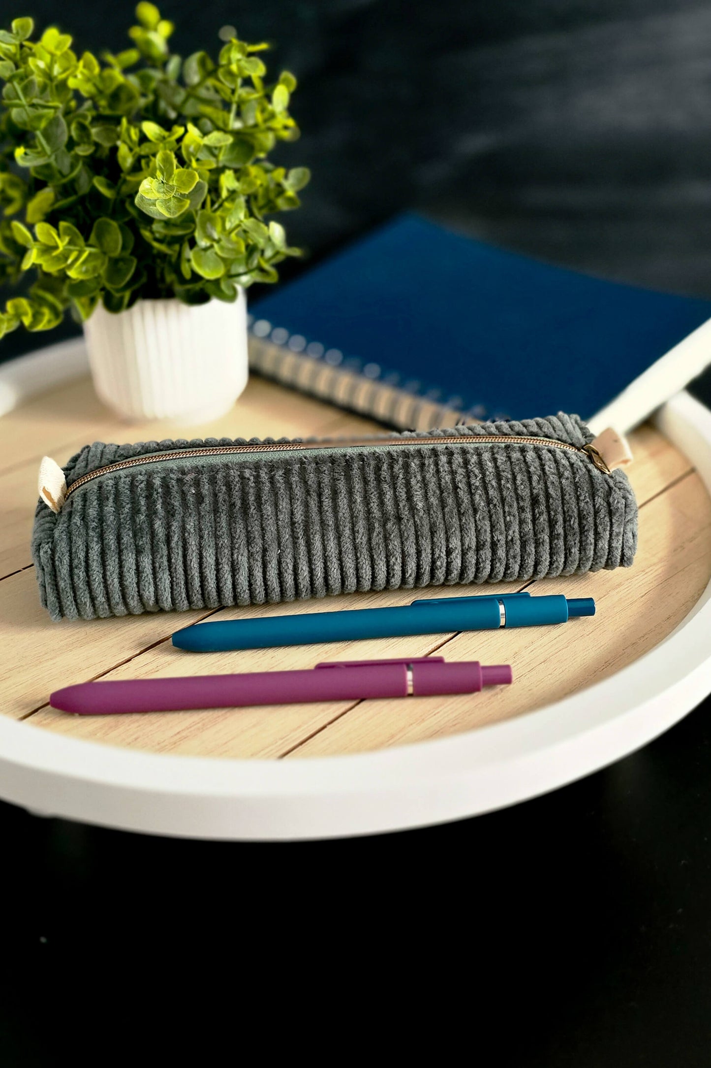 Seitliche Ansicht der Tasche mit sichtbarem Volumenvlies und sanftem Stand