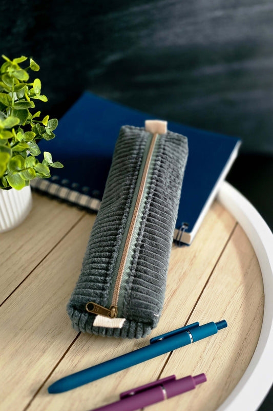 Geöffnete Stiftetasche mit Stiften und Häkelnadeln, sichtbar strukturiertes Innenfutter