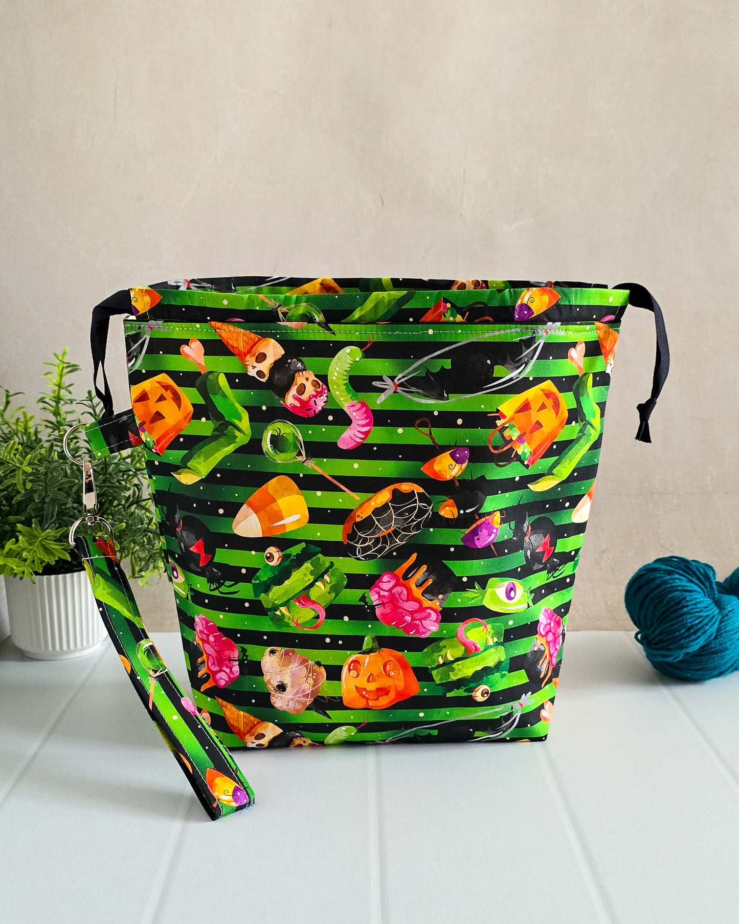Halloween Projekttaschen – Grüne Streifen mit gruseligen Süßigkeiten & Motiven