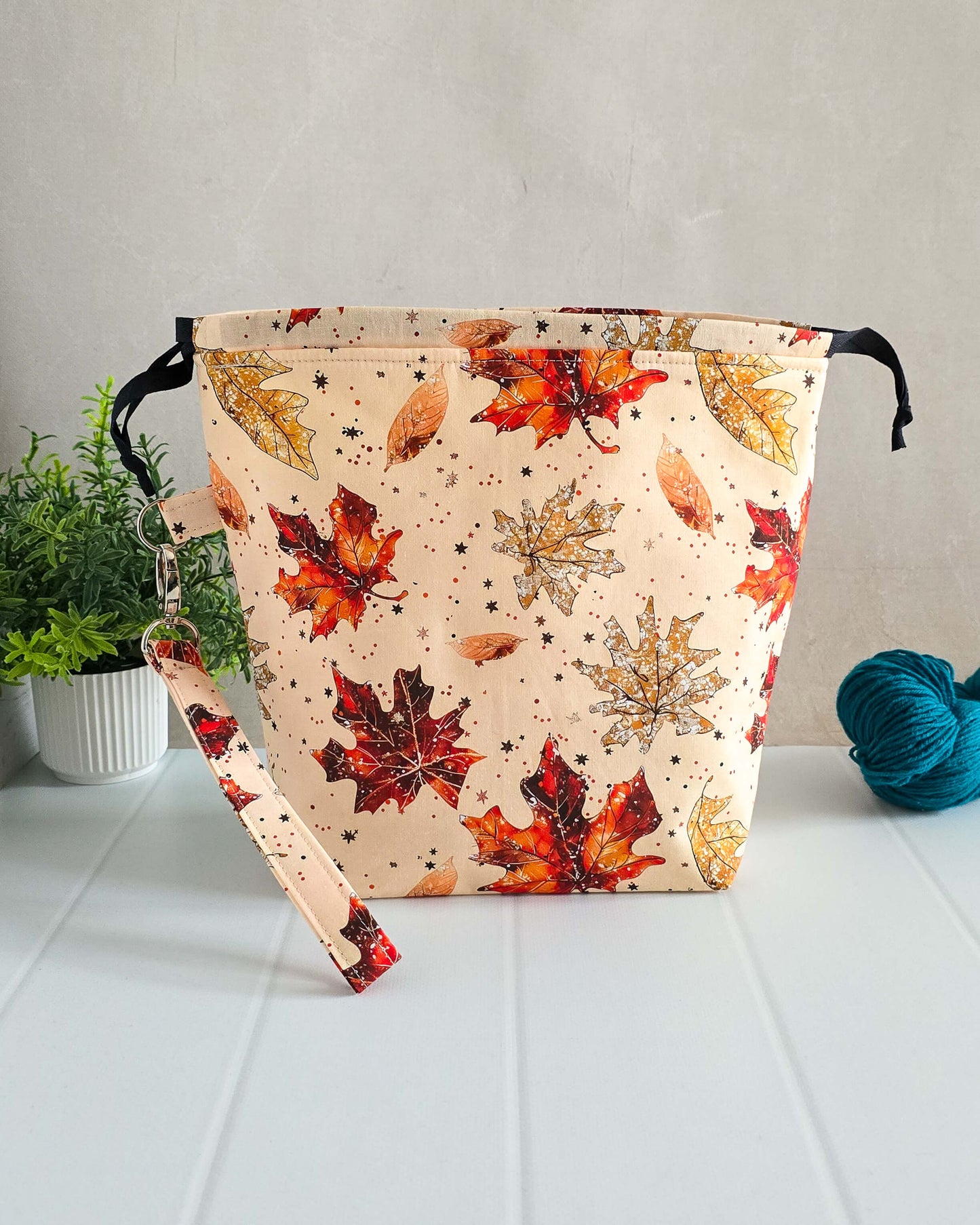 Herbst Projekttaschen – Bunte Blätter in Rot, Orange & Gold auf hellem Hintergrund