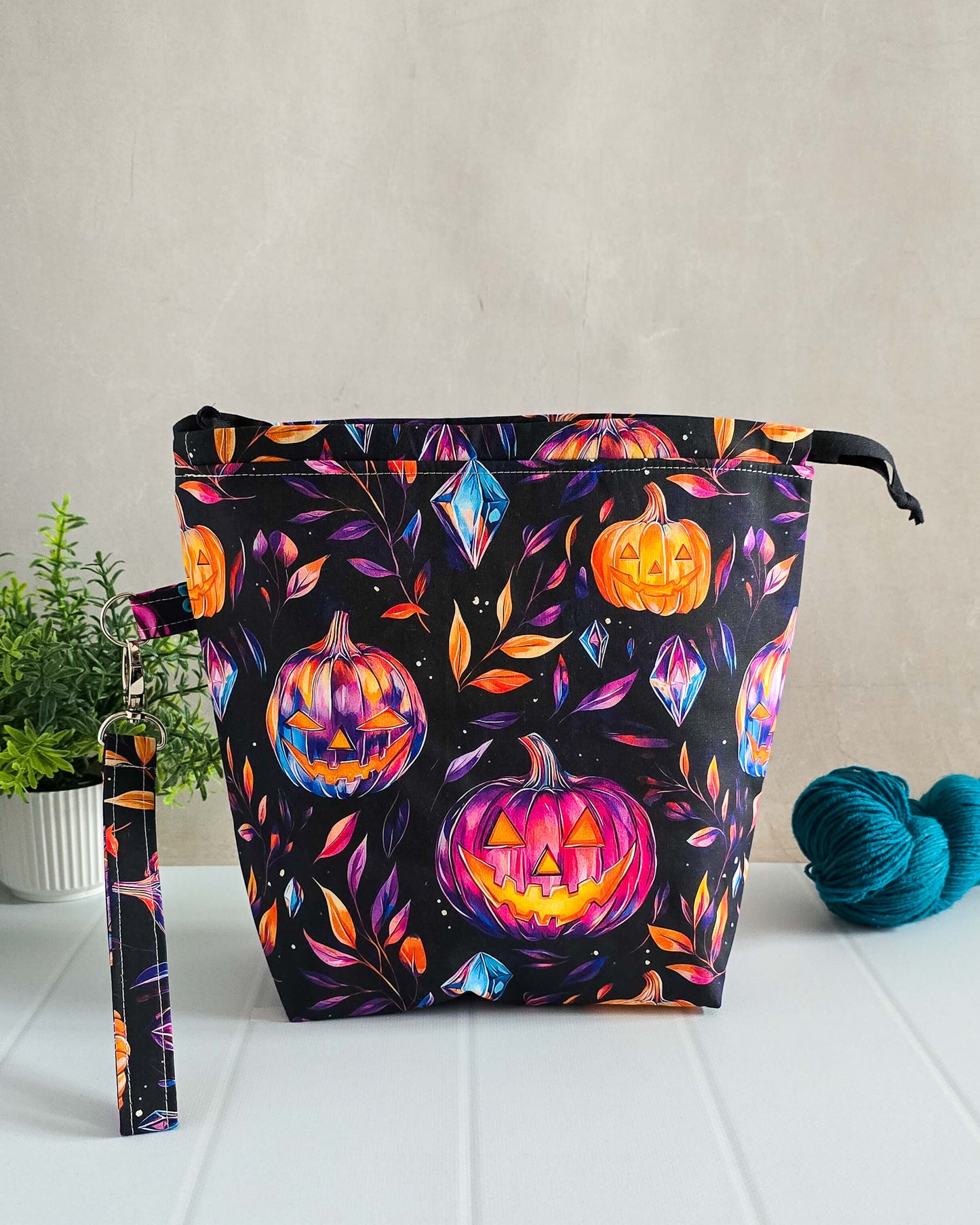 Halloween Projekttaschen – Leuchtende Kürbisse & Kristalle auf schwarzem Hintergrund