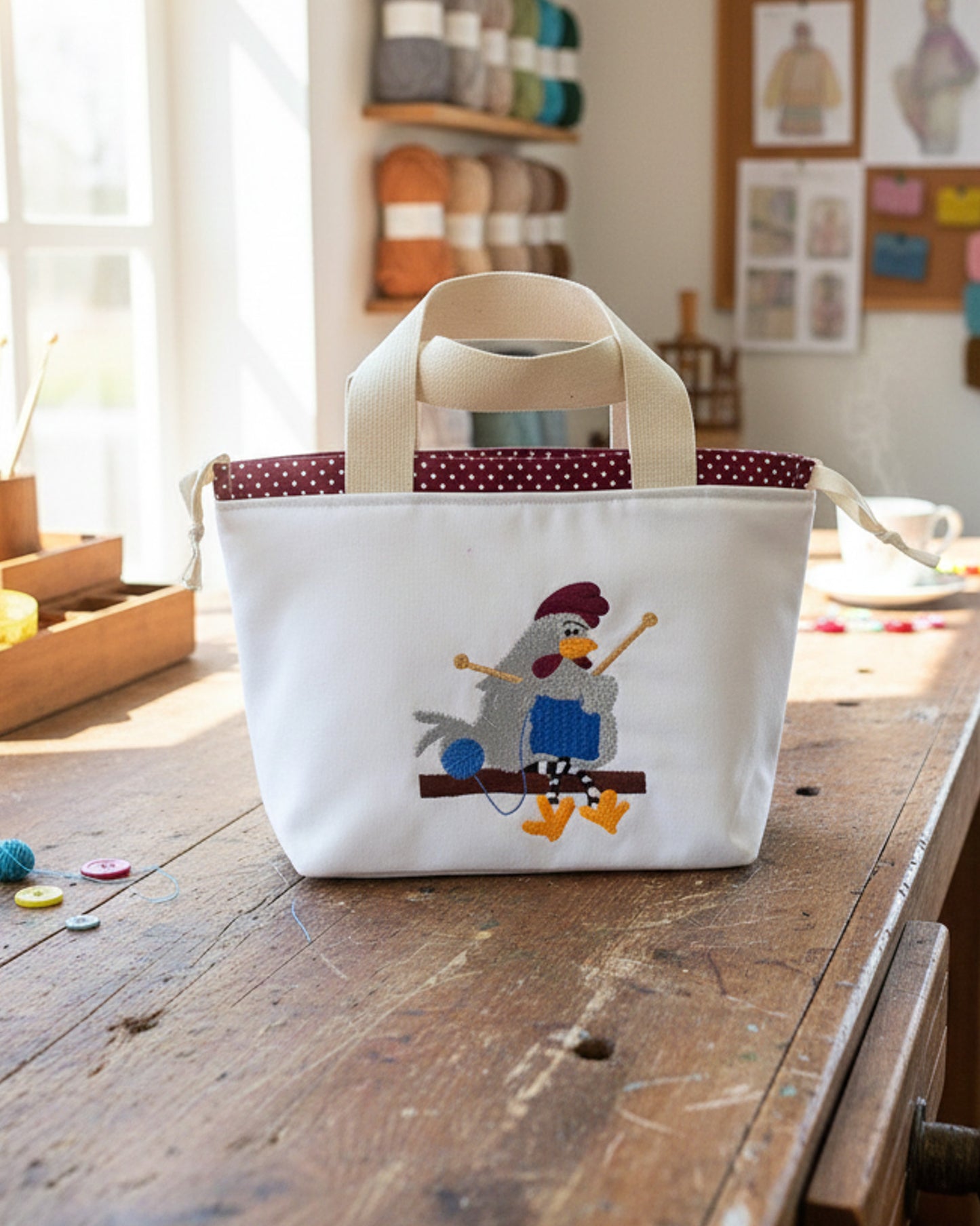 Projekttasche Alva S mit gesticktem Strickhuhn, handgenäht in Bayern von Nadelmikado