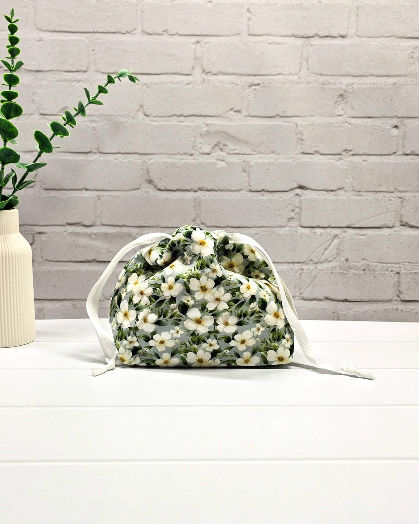 Kleine Stricktasche mit weißem Blumenmotiv, handgenäht in Bayern von Nadelmikado