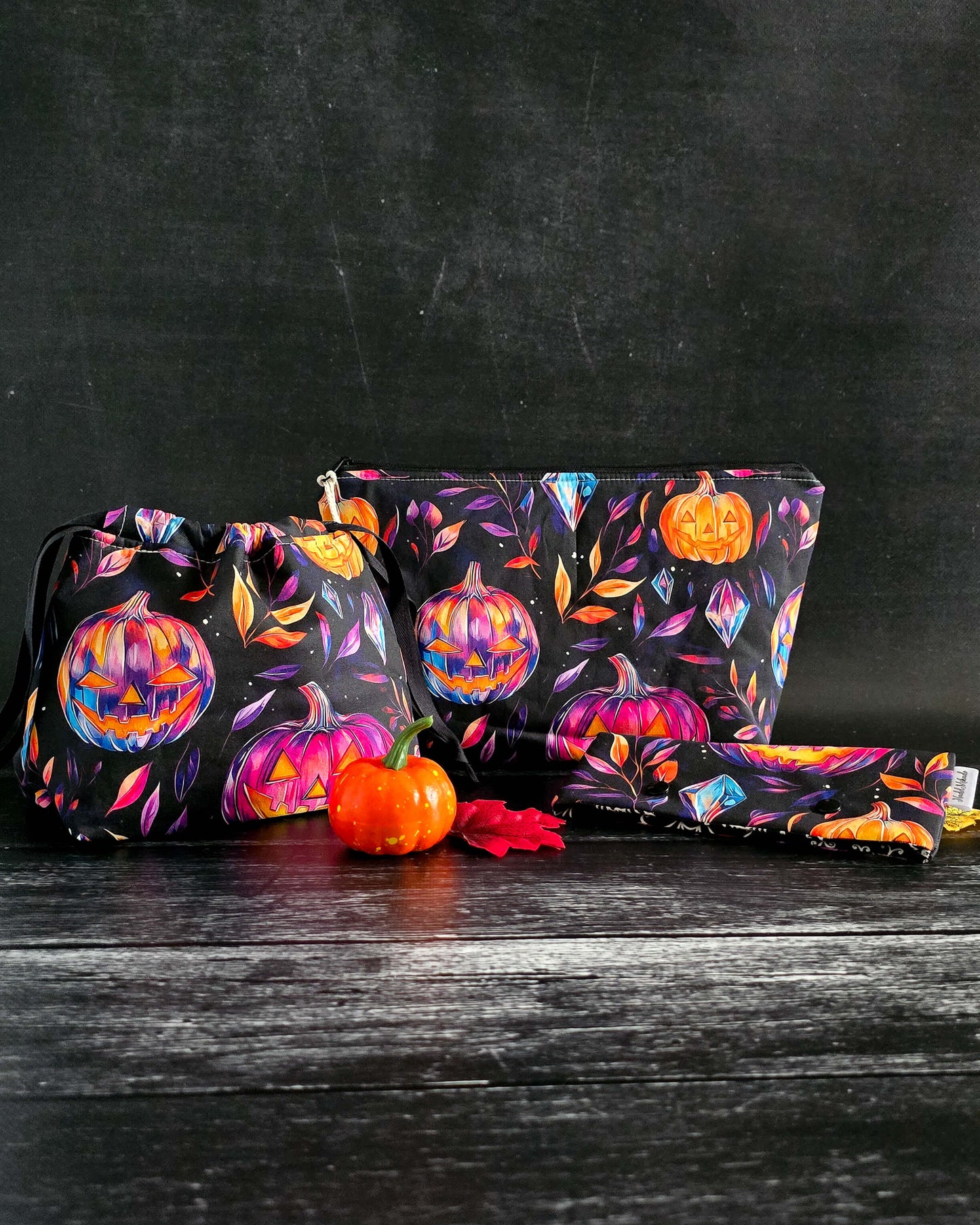Halloween Projekttaschen – Leuchtende Kürbisse & Kristalle auf schwarzem Hintergrund