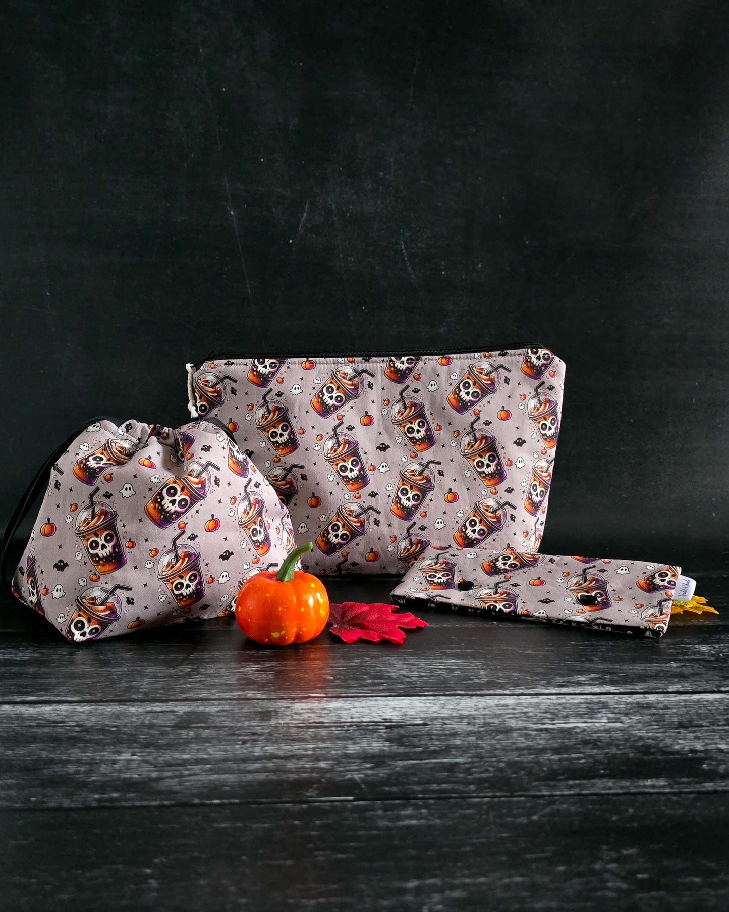Halloween Projekttaschen – Skull Coffee Becher mit Kürbissen & Geistern
