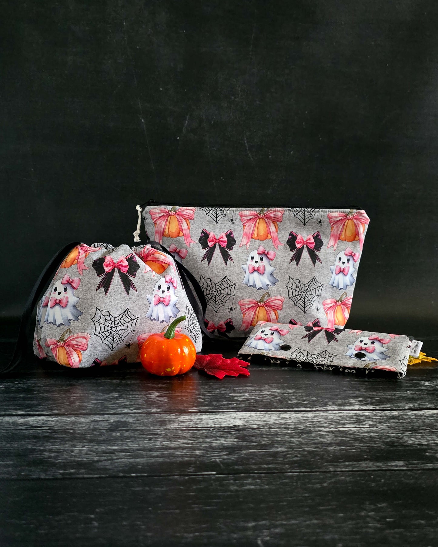 Halloween Projekttaschen – Süße Geister, Kürbisse & Schleifen auf Grau