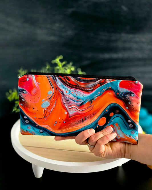 Runa Fireflow – handgenähte Projekttasche auf weißem Dekoteller