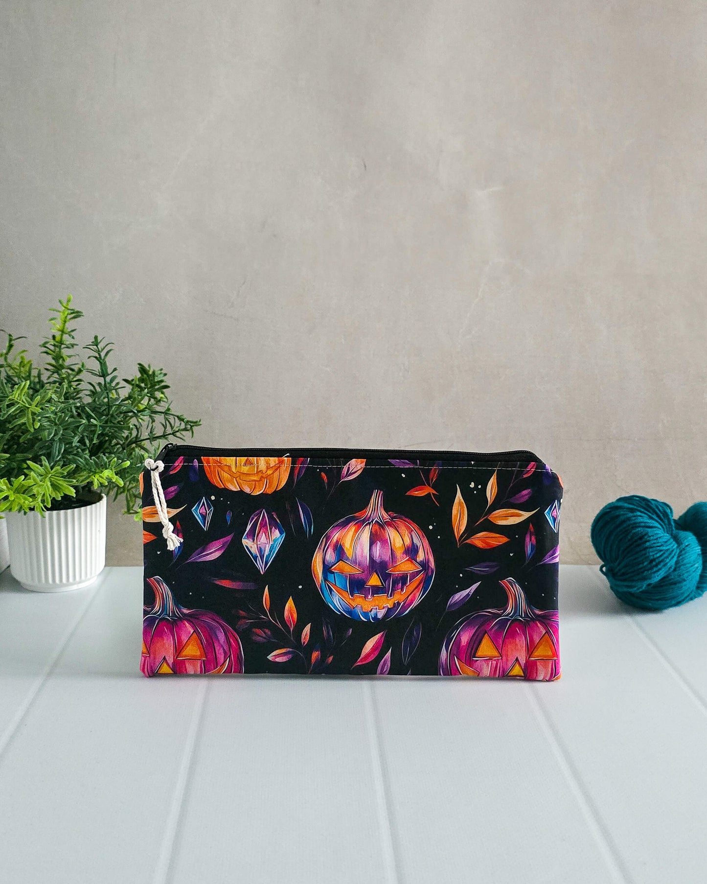 Halloween Projekttaschen – Leuchtende Kürbisse & Kristalle auf schwarzem Hintergrund