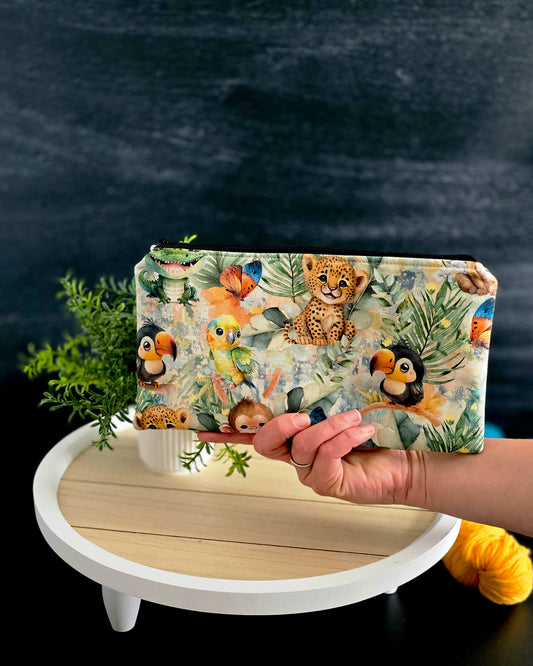 Zubehörtasche mit Dschungelmotiv auf Holztablett