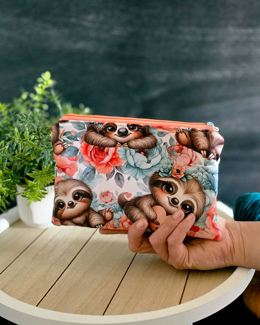 Handgenähte Zubehörtasche mit Faultiermotiv auf Holztisch