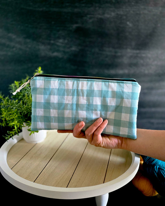 Handgenähte Zubehörtasche mit mintfarbenem Karomuster auf weißem Tablett