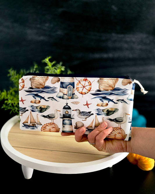 Runa Bag Seaside Whispers – Vorderansicht mit Leuchtturm-Design