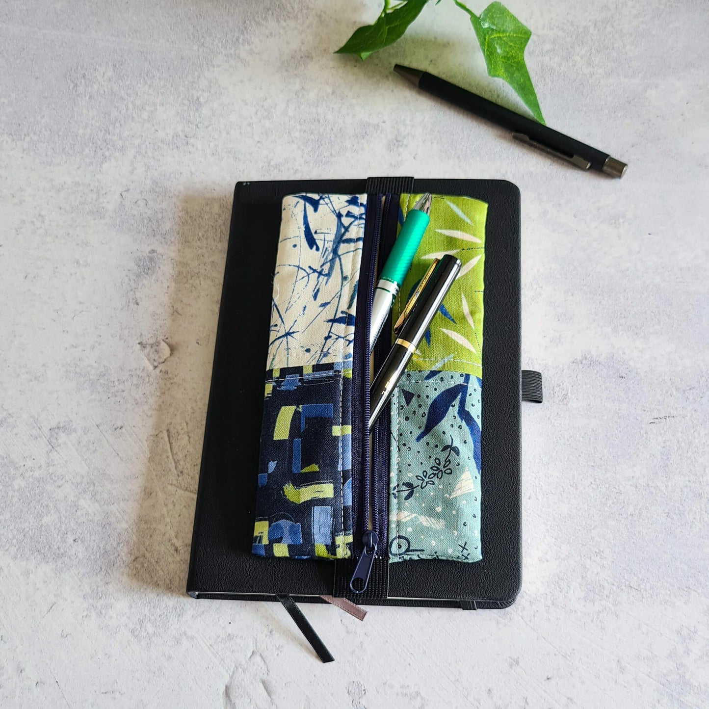 Grün - Blau - Stiftemäppchen mit Gummizug