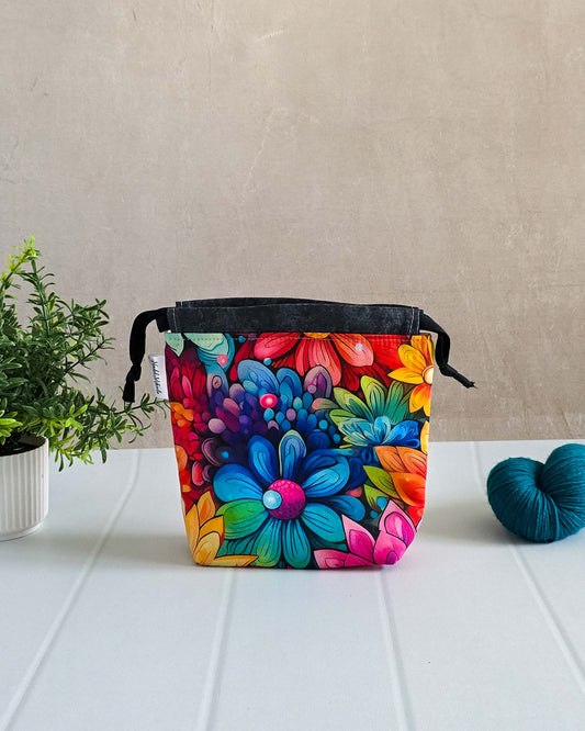 Handgenähte Projekttasche mit buntem Blumenmuster und Kordelzug