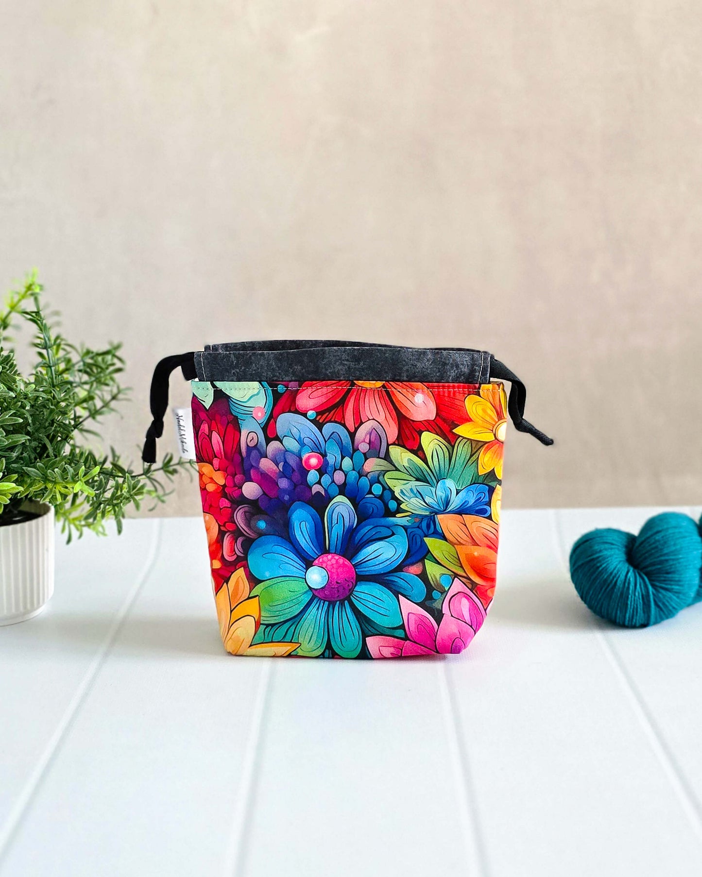 Handgenähte Projekttasche mit buntem Blumenmuster und Kordelzug