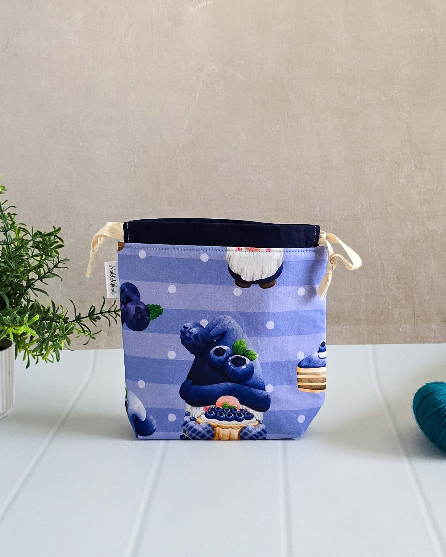 Projekttasche Tindra Bag Blueberry Bliss aus Baumwolle mit Blaubeermotiv