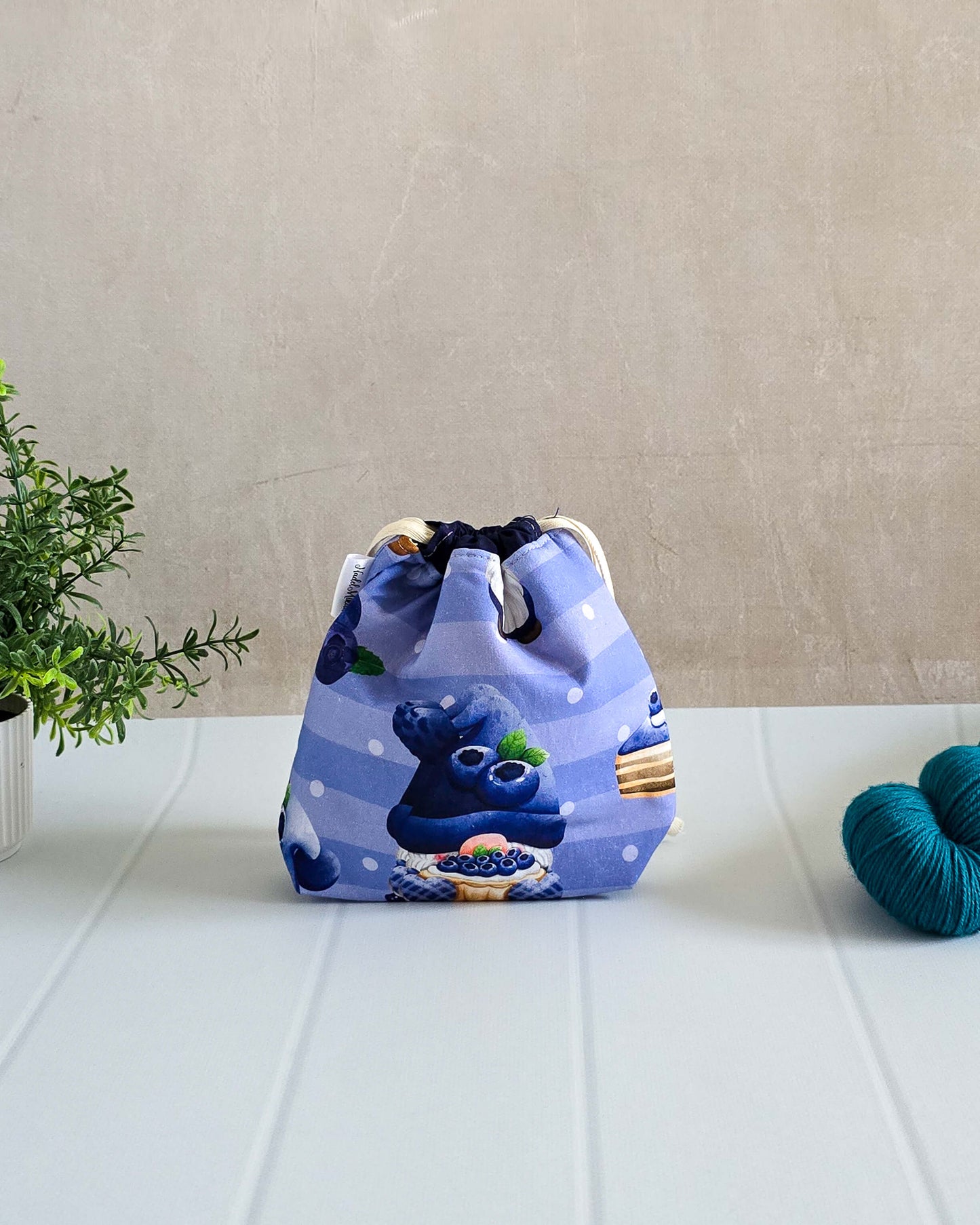 Projekttasche Tindra Bag Blueberry Bliss aus Baumwolle mit Blaubeermotiv