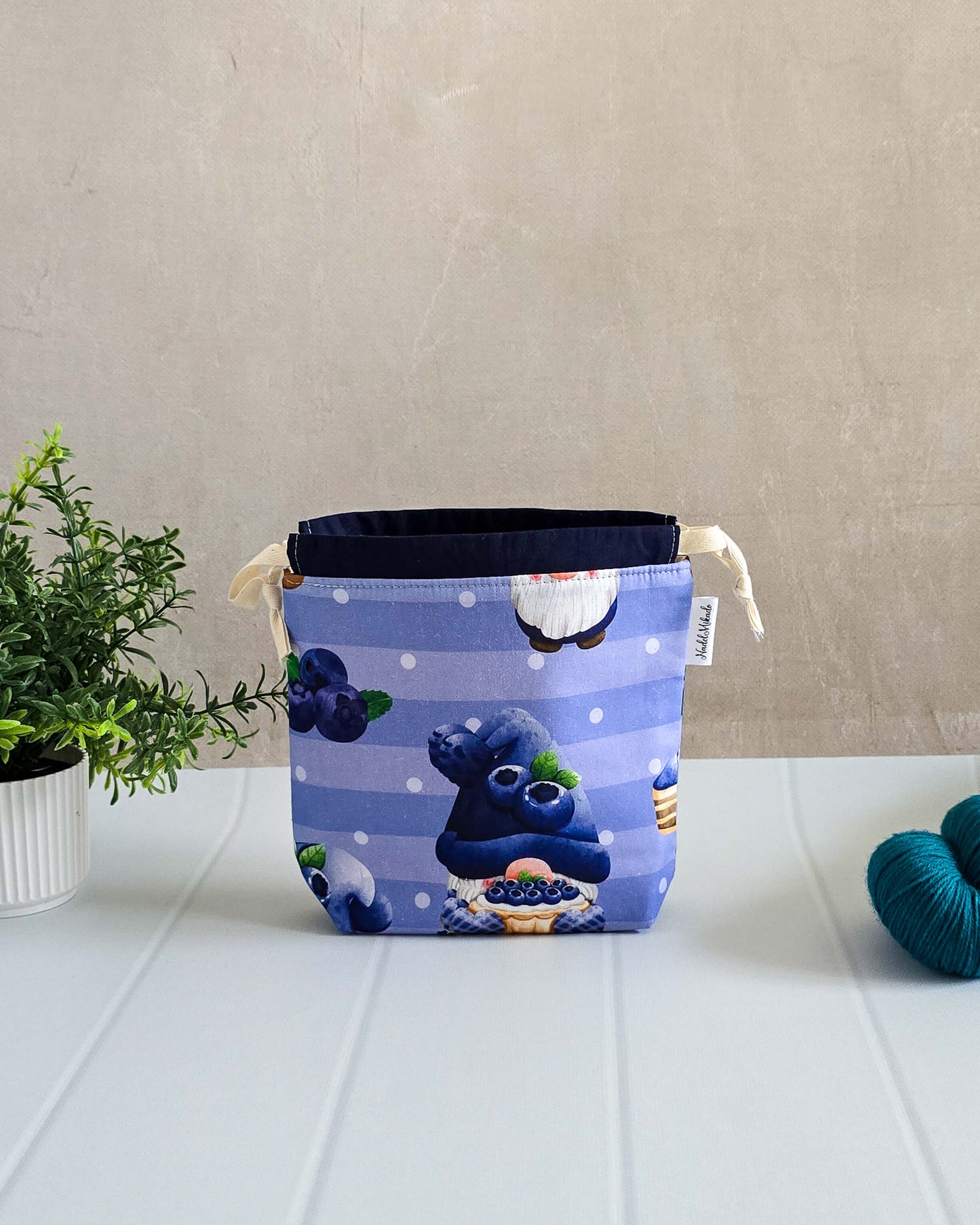 Projekttasche Tindra Bag Blueberry Bliss aus Baumwolle mit Blaubeermotiv