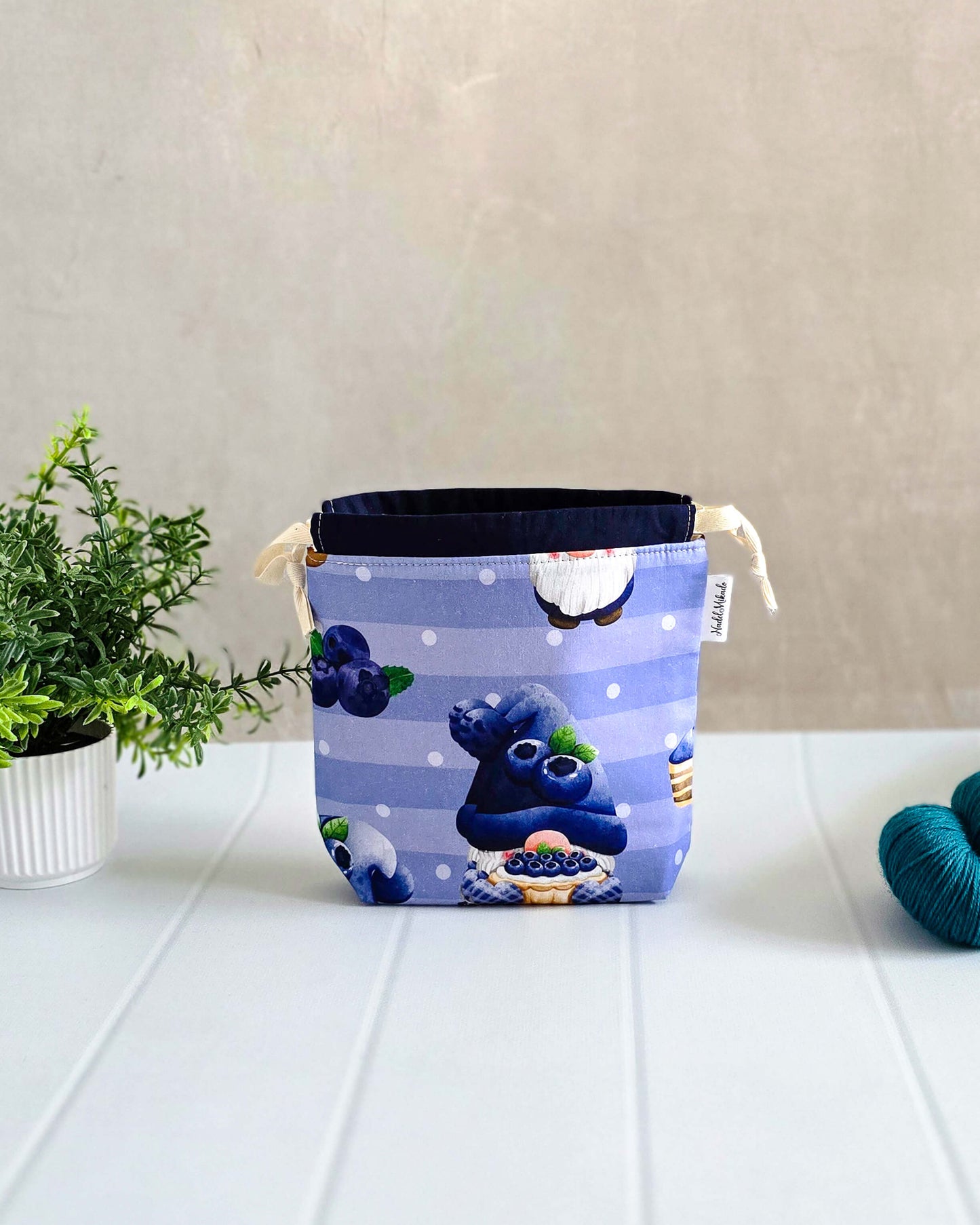 Projekttasche Tindra Bag Blueberry Bliss aus Baumwolle mit Blaubeermotiv