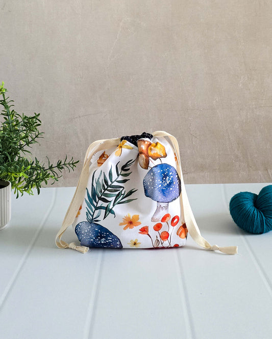 Handgenähte Projekttasche mit Pilzmotiv und Kordelzug