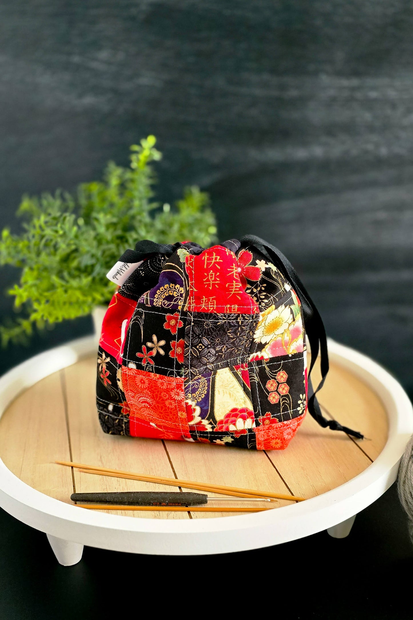 Nahaufnahme des Patchwork-Musters mit Kranichmotiv, Kirschblüten und japanischer Schrift