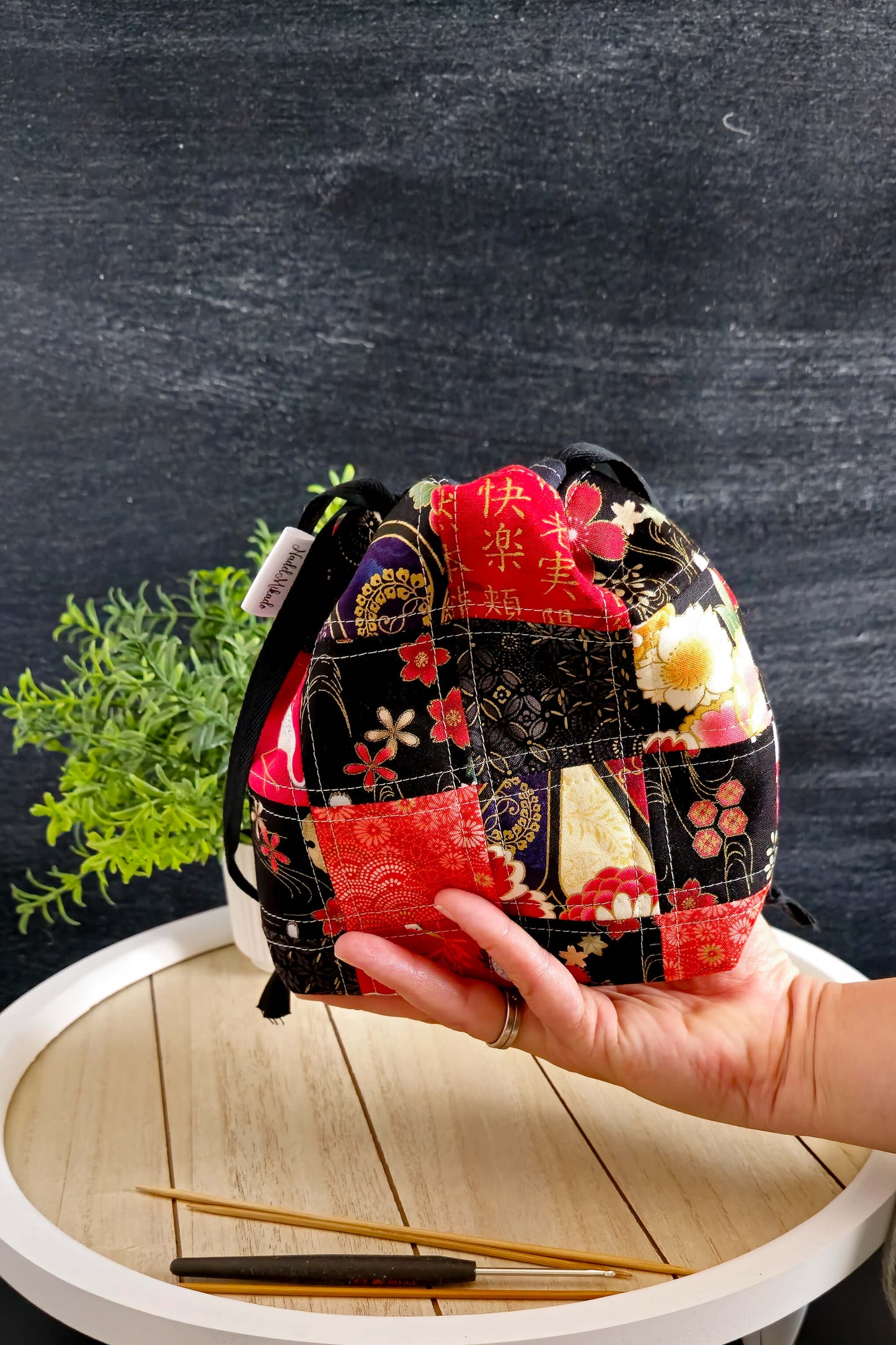 Kyoto Blossom Projekttasche gefüllt mit Sockenwolle und Strickzubehör als Anwendungsszenario