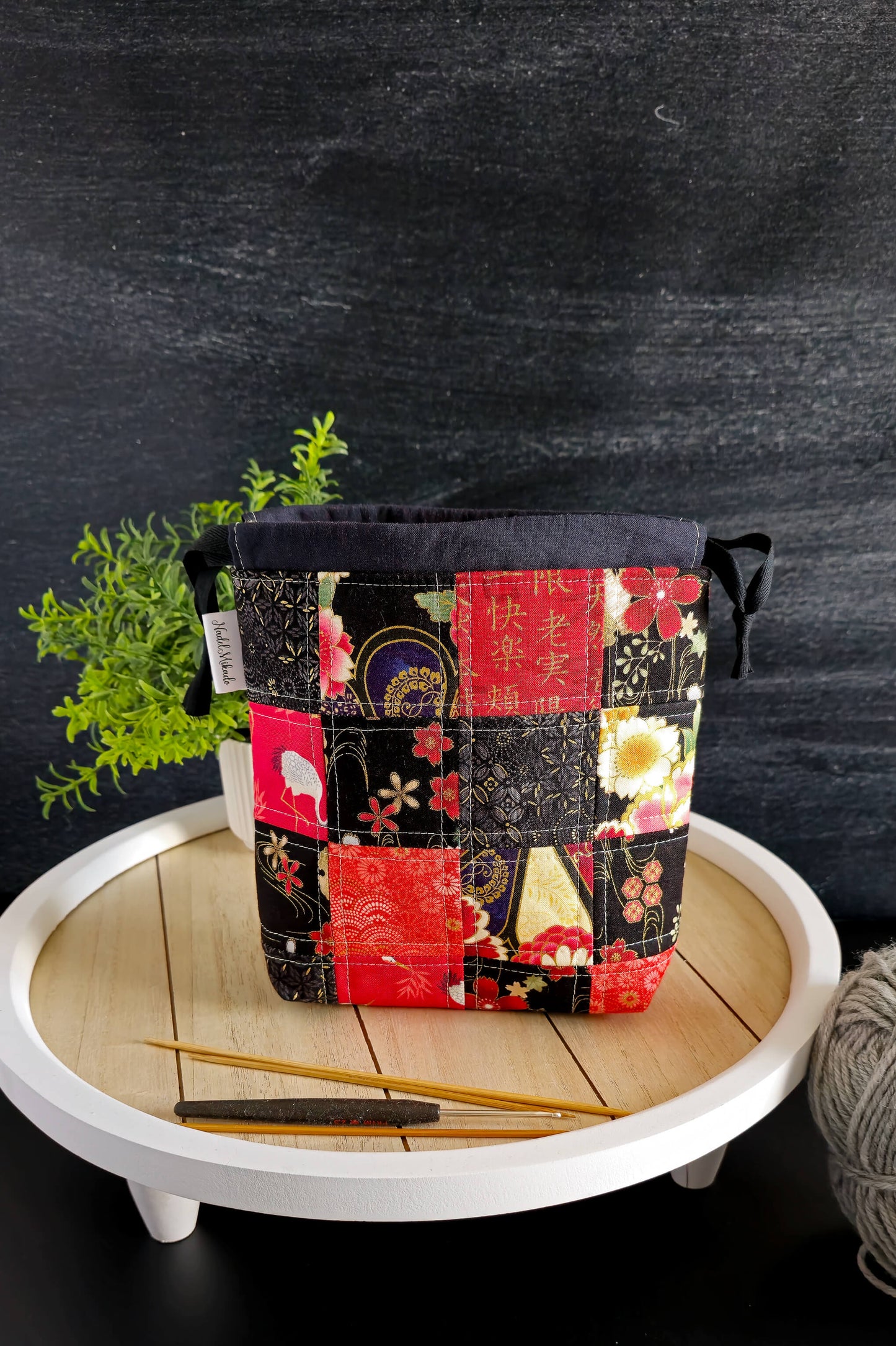 Detailansicht der Stricktasche mit goldenen Akzenten und traditionellen floralen Mustern