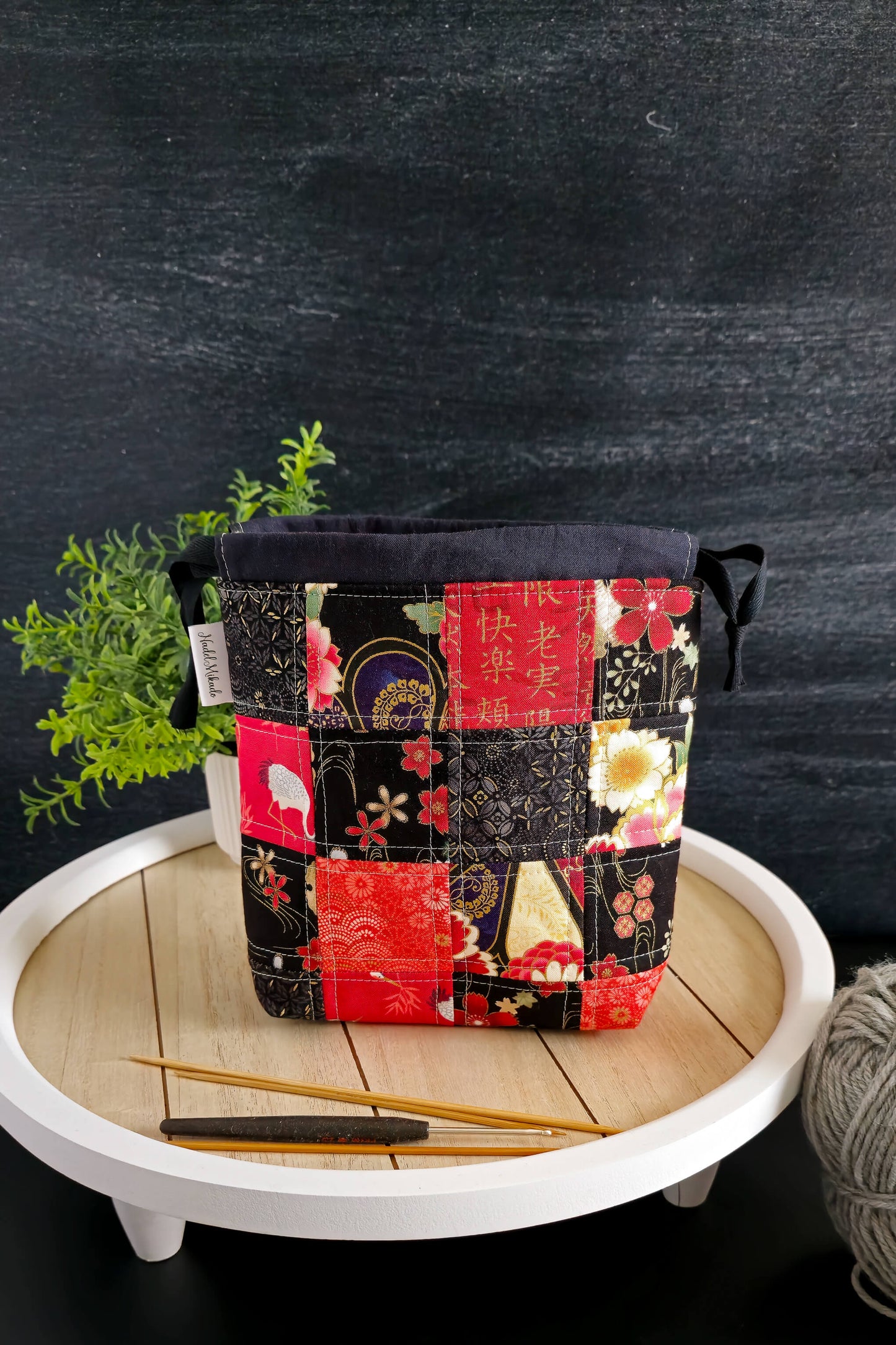 Handgenähte Projekttasche Kyoto Blossom im japanischen Patchwork-Design aus Baumwolle in Rot und Schwarz