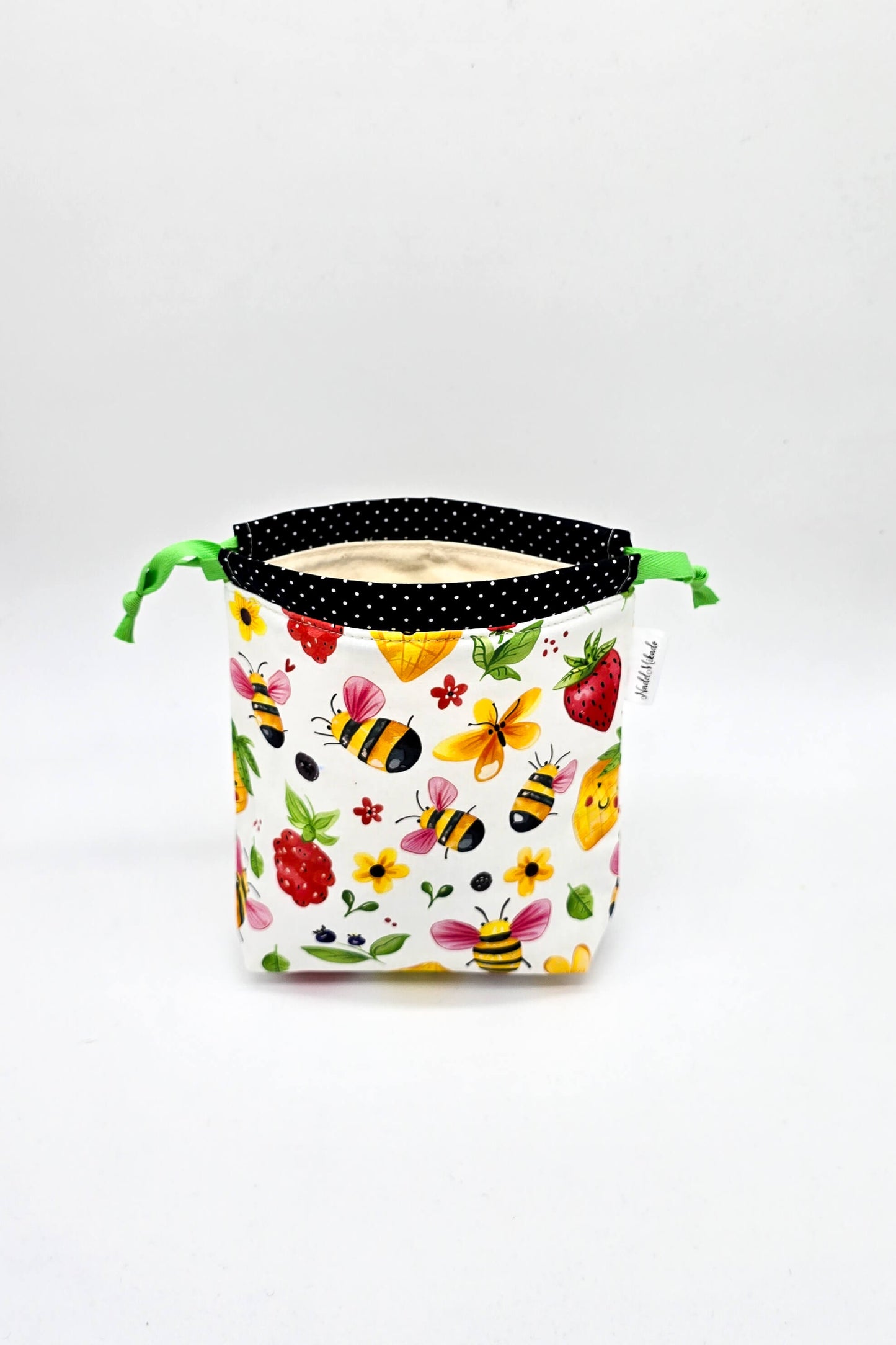 Seitenansicht des Projektbeutels mit stabiler Form, stehend auf einem Tisch, bereit für dein nächstes Strickprojekt.