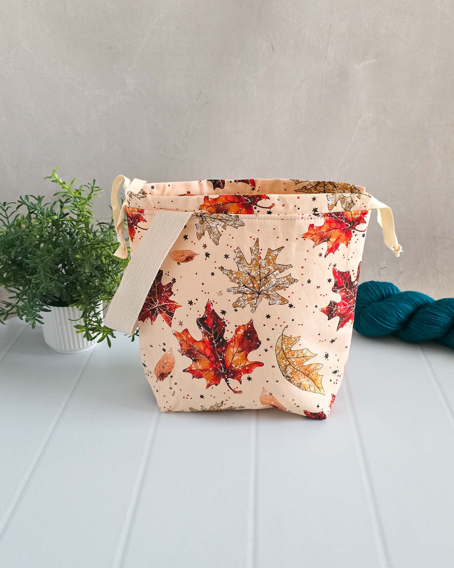 Herbst Projekttaschen – Bunte Blätter in Rot, Orange & Gold auf hellem Hintergrund