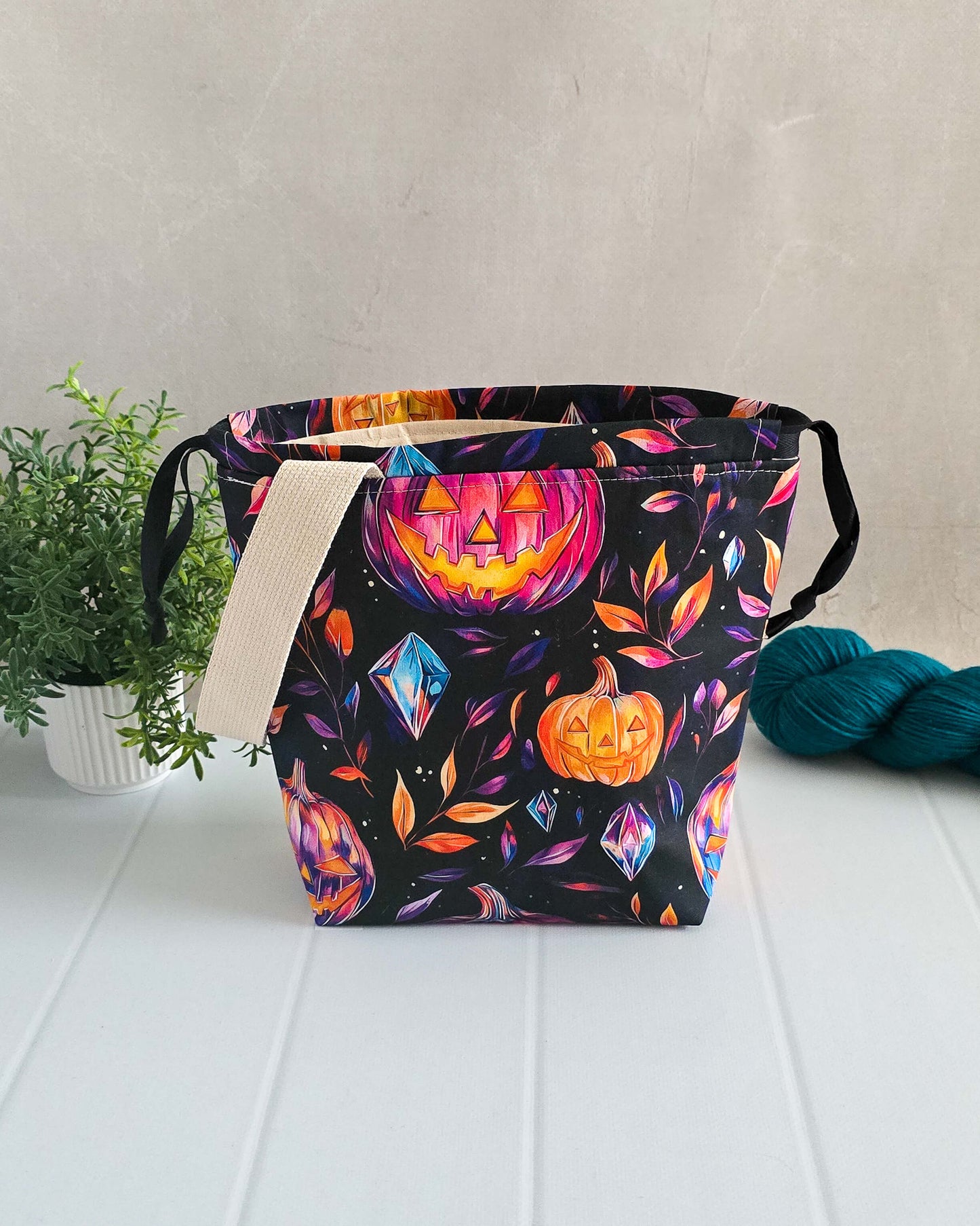 Halloween Projekttaschen – Leuchtende Kürbisse & Kristalle auf schwarzem Hintergrund