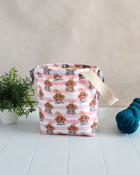 Stricktasche aus Baumwollstoffen, frühlingshafte Wichtelmotive, gefüttert mit Volumenvlies, verschließbar mit Kordelzug - Handmade in Bayern von Nadelmikado