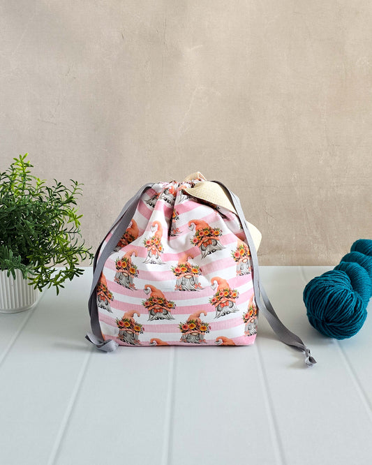 Stricktasche aus Baumwollstoffen, frühlingshafte Wichtelmotive, gefüttert mit Volumenvlies, verschließbar mit Kordelzug - Handmade in Bayern von Nadelmikado