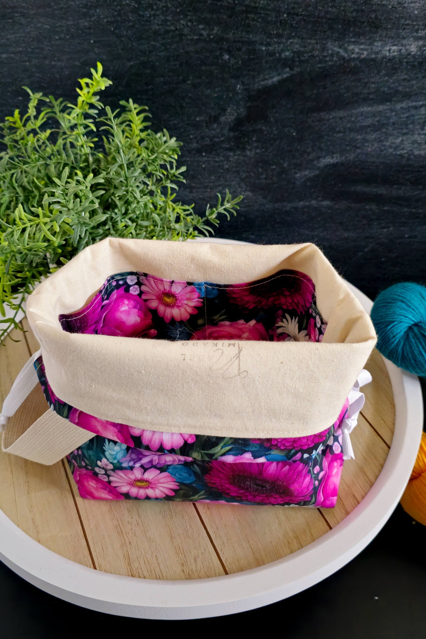 Florale Projekttasche auf einem kleinen Holztisch